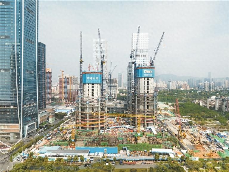 深圳湾超级总部基地C塔突破100米高，未来之塔雏形初现，大湾区新地标即将崛起