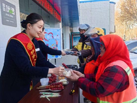 寒冬中的温暖守护：连云港赣榆移动为户外劳动者送上暖心物资