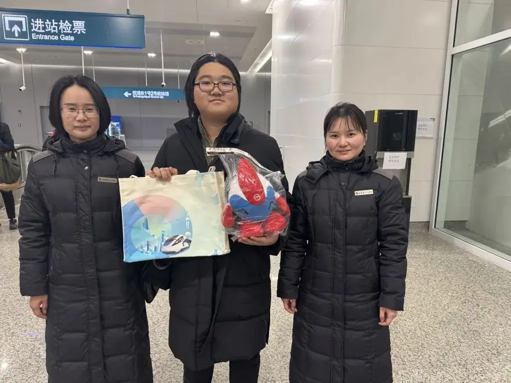 上海机场线首通段正式开通，40分钟串联虹桥浦东，轨交爱好者杨钧杰成首位幸运乘客