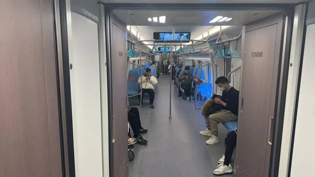 上海机场线首通段正式开通,40分钟串联虹桥浦东,轨交爱好者杨钧杰成首位幸运乘客 第4张 上海机场线首通段正式开通,40分钟串联虹桥浦东,轨交爱好者杨钧杰成首位幸运乘客 第4张