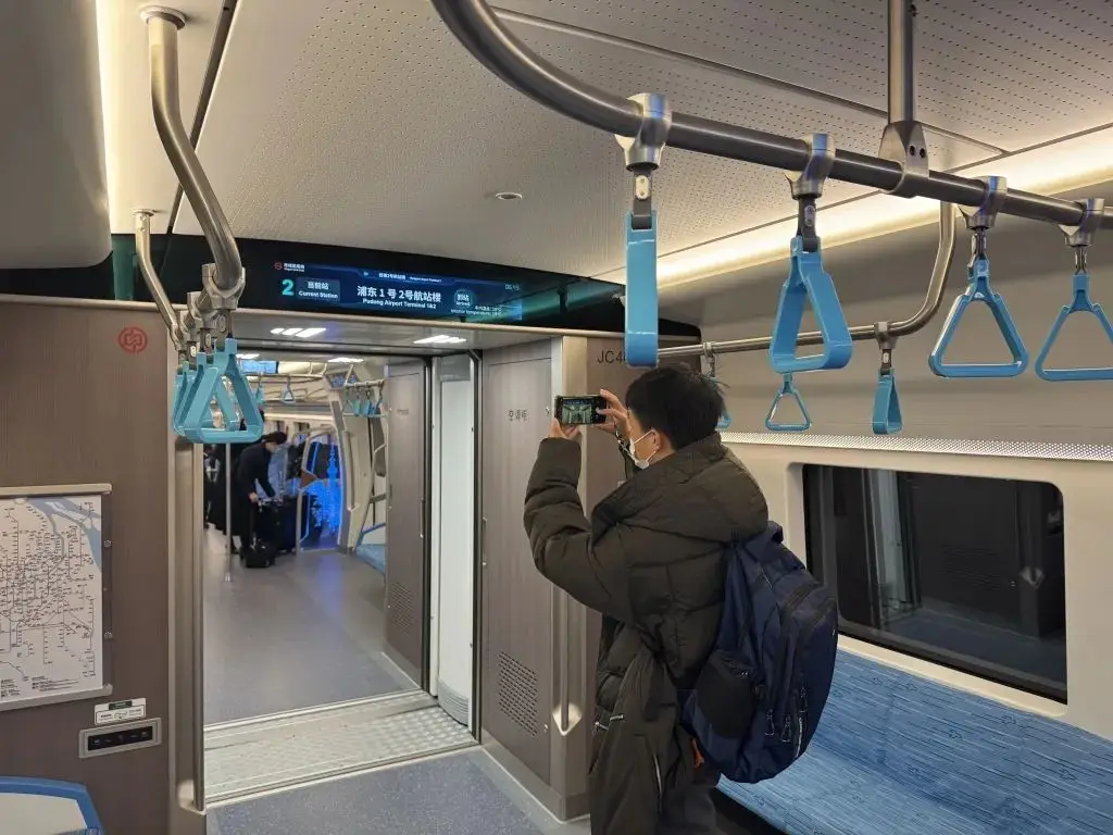上海机场线首通段正式开通,40分钟串联虹桥浦东,轨交爱好者杨钧杰成首位幸运乘客 第5张 上海机场线首通段正式开通,40分钟串联虹桥浦东,轨交爱好者杨钧杰成首位幸运乘客 第5张
