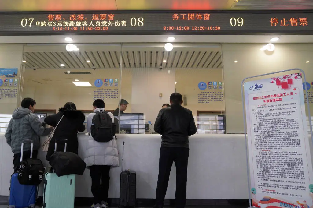 2025年春运务工团体包车服务开启，32天专窗受理，助您轻松返乡返城  第1张