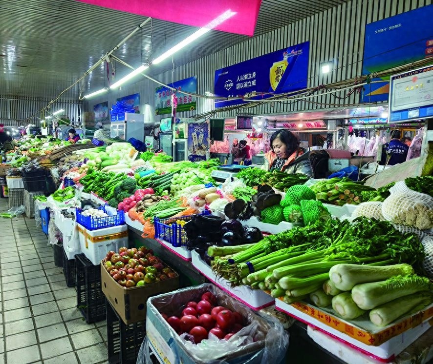 元旦市场大揭秘：果蔬肉类供应充足，价格稳定，市民购物无忧