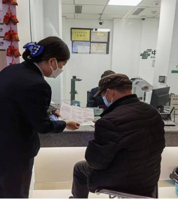 邮储银行莒县振兴东路支行：邮爱驿站成反诈宣传新阵地，守护老年客户财产安全  第2张