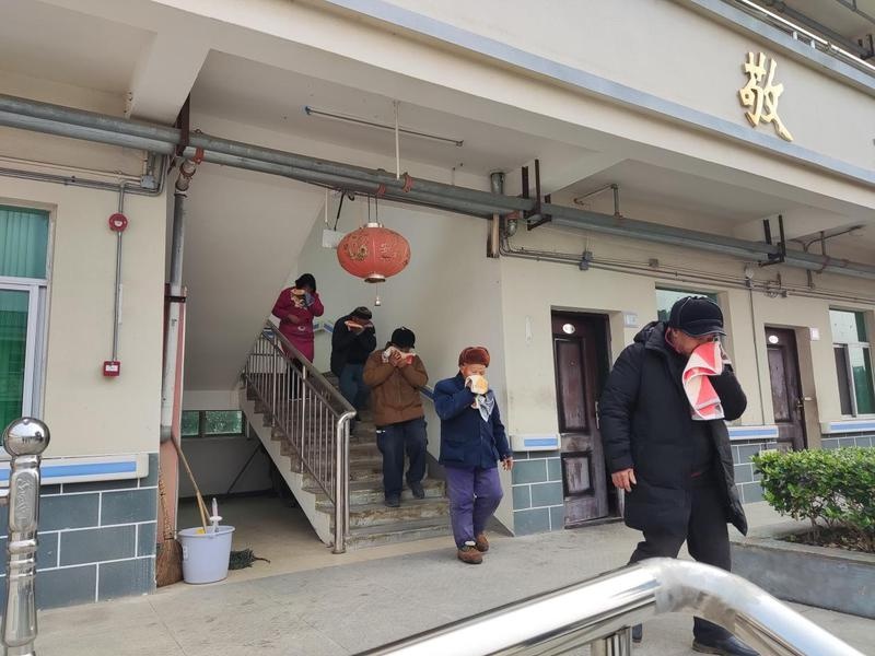 彭泽县定山镇敬老院开展消防安全演练，全面提升老人自救能力  第2张
