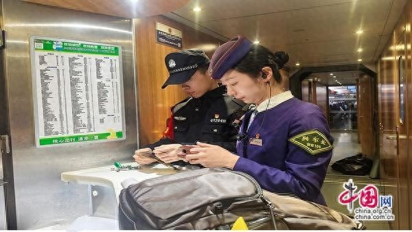 列车长孙虎妹的暖心行动：一万元现金失而复得，旅客感动不已  第1张