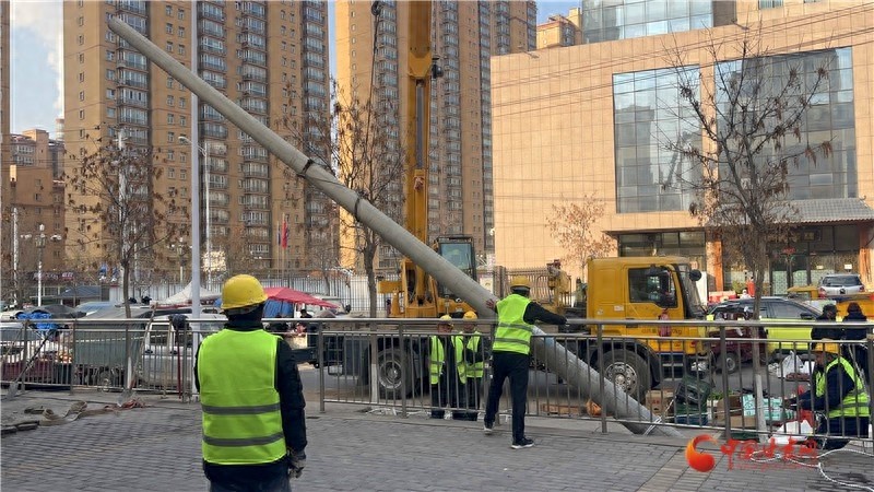 兰州市拆除1300余根废弃线杆，城市颜值大提升，夜间施工减少交通拥堵