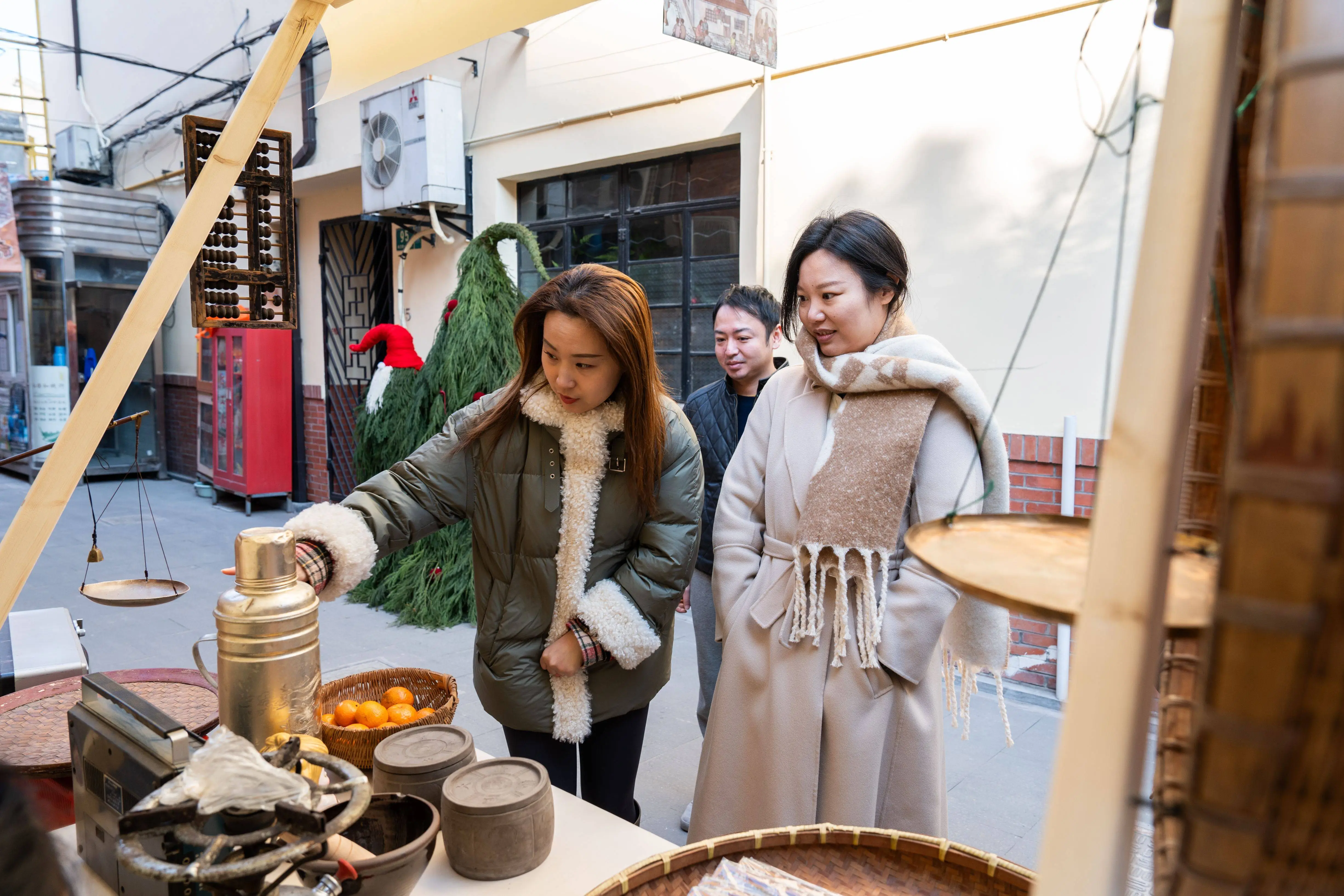 2024年12月20日，西门生活季弄堂摄影节：一场视觉与文化的盛宴，邀您共探老城厢的深厚底蕴  第3张