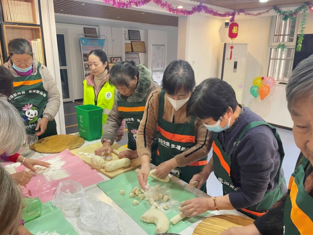 元旦佳节，垃圾分类新风尚：杆石桥街道自由大街社区暖心活动引领环保新潮流  第4张