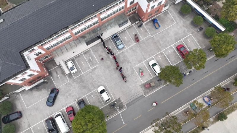 枝江市安捷交通运输公司为65岁以上老人免费办理公交敬老卡，家门口就能享受便捷服务  第1张