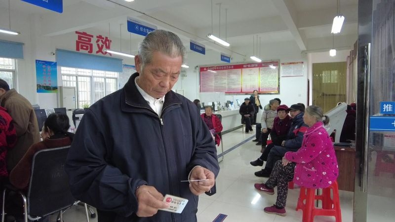 枝江市安捷交通运输公司为65岁以上老人免费办理公交敬老卡，家门口就能享受便捷服务  第3张