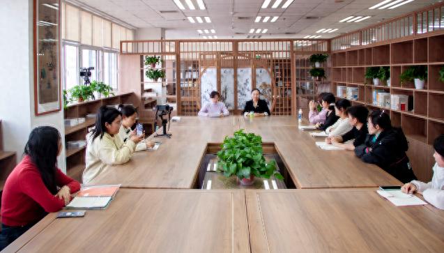 石家庄学院真人图书借阅：魏胜敏教授与20名学生的深度对话，揭秘阅读与健康的奥秘  第1张