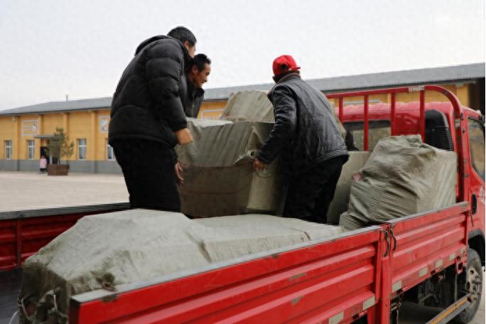 寒冬中的温暖奇迹：盐城企业连续4年送暖，哭泉村老人如何迎来幸福生活？  第1张