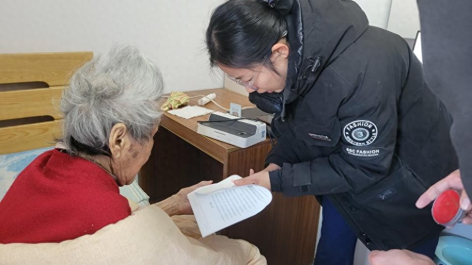 寒冬中的温暖守护：菏泽农商银行长沙路支行如何为行动不便者送上贴心服务？  第1张
