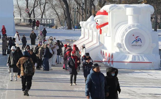 探秘37届太阳岛雪博会：15万立方米雪雕打造冰雪传奇，亚冬列车成必打卡景点  第2张