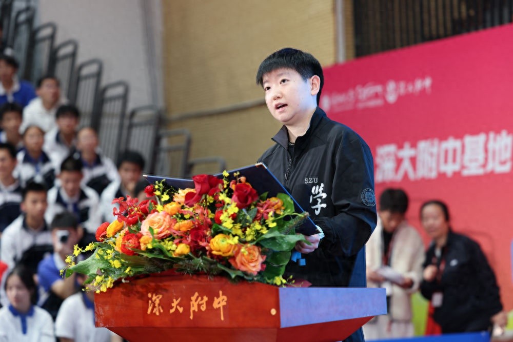 乒乓球世界冠军孙颖莎亲临深大附中，青春舞步点燃思政课堂