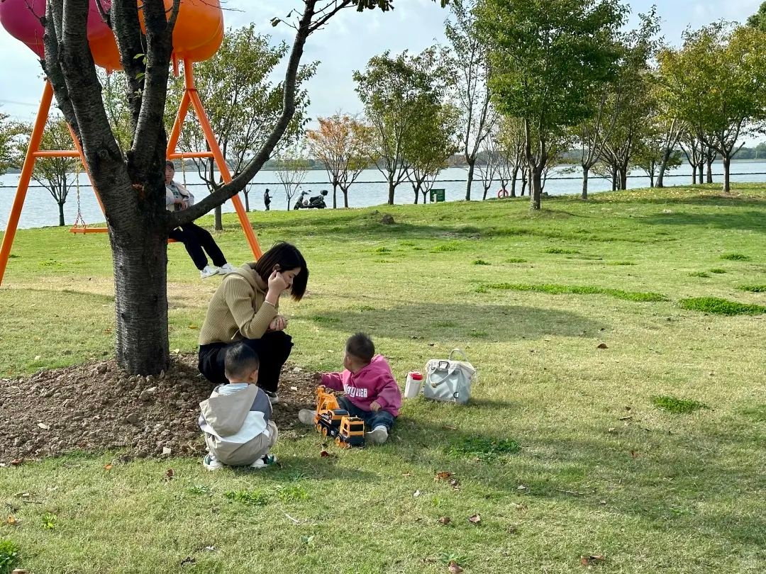 鹅湖镇秋香步道焕然一新，60盏太阳能风能路灯点亮市民夜生活  第3张