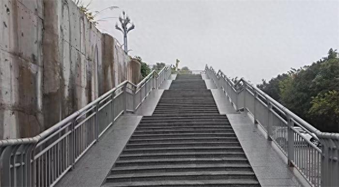 乐山大渡河大桥人行天桥竣工，将如何改变肖坝片区的交通格局？  第1张