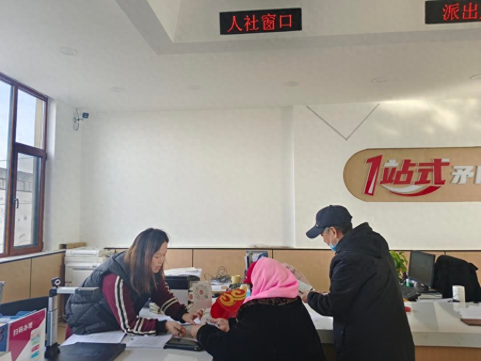 劳店镇便民服务中心：高效服务让老年人办事无忧，张大妈亲身体验暖心关怀  第1张