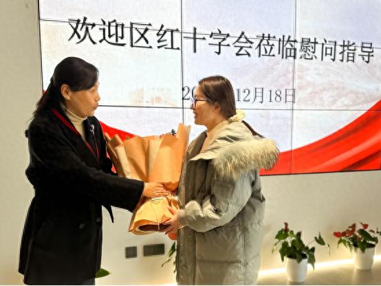 关键时刻，他们用AED和心肺复苏挽救生命！余杭区这场救援行动感动无数人  第1张