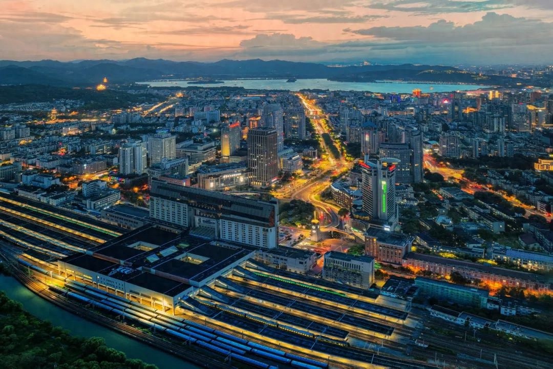 深夜出行不再难！杭州城站火车站夜间公交线路大调整，覆盖全城热门区域  第1张