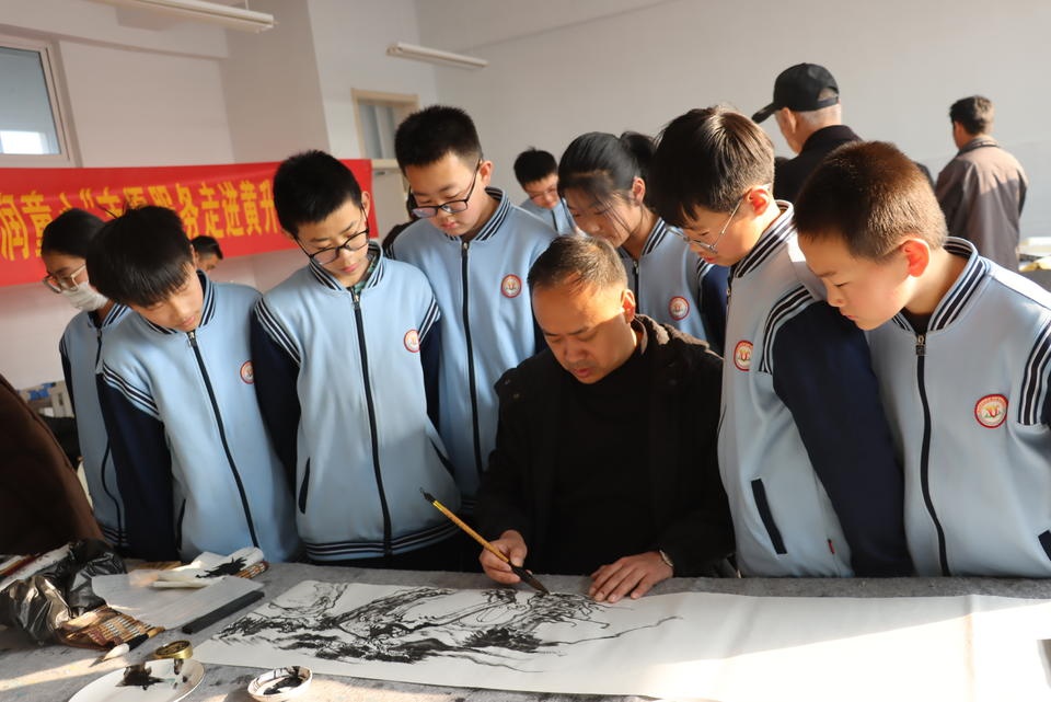 书法与国画艺术走进校园，孩子们亲手体验中华传统文化的魅力  第3张