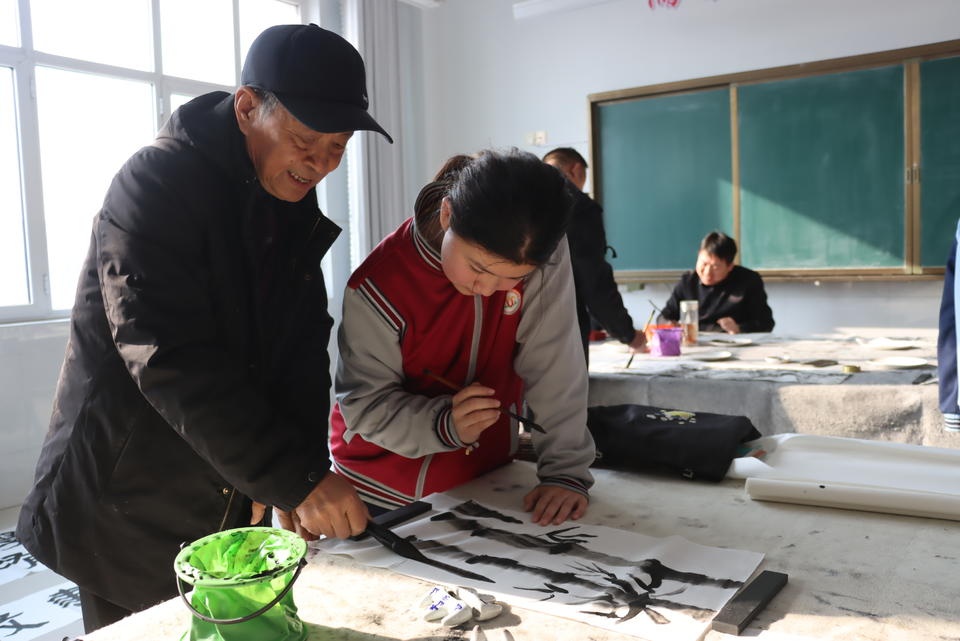 书法与国画艺术走进校园，孩子们亲手体验中华传统文化的魅力  第4张