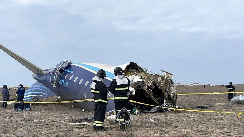 阿塞拜疆航空客机失事真相揭秘：29人生还背后的惊人细节