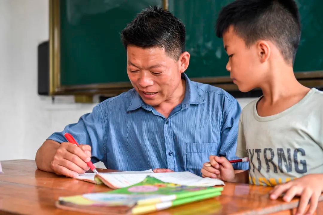 三十年坚守，一位老师如何在中越边境的深山教学点改变孩子们的命运？  第3张