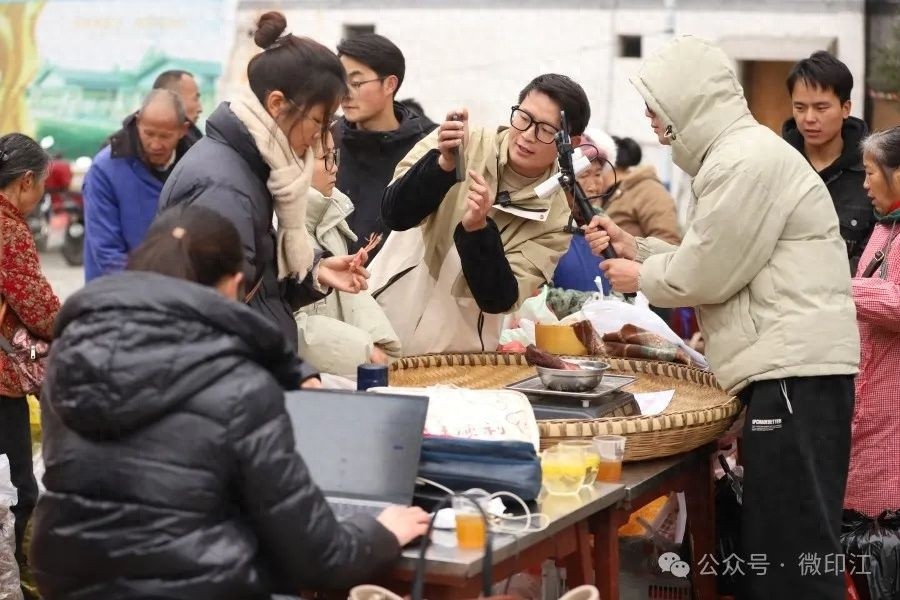 揭秘板溪镇赶集日：互联网如何将山里土货销往全国？