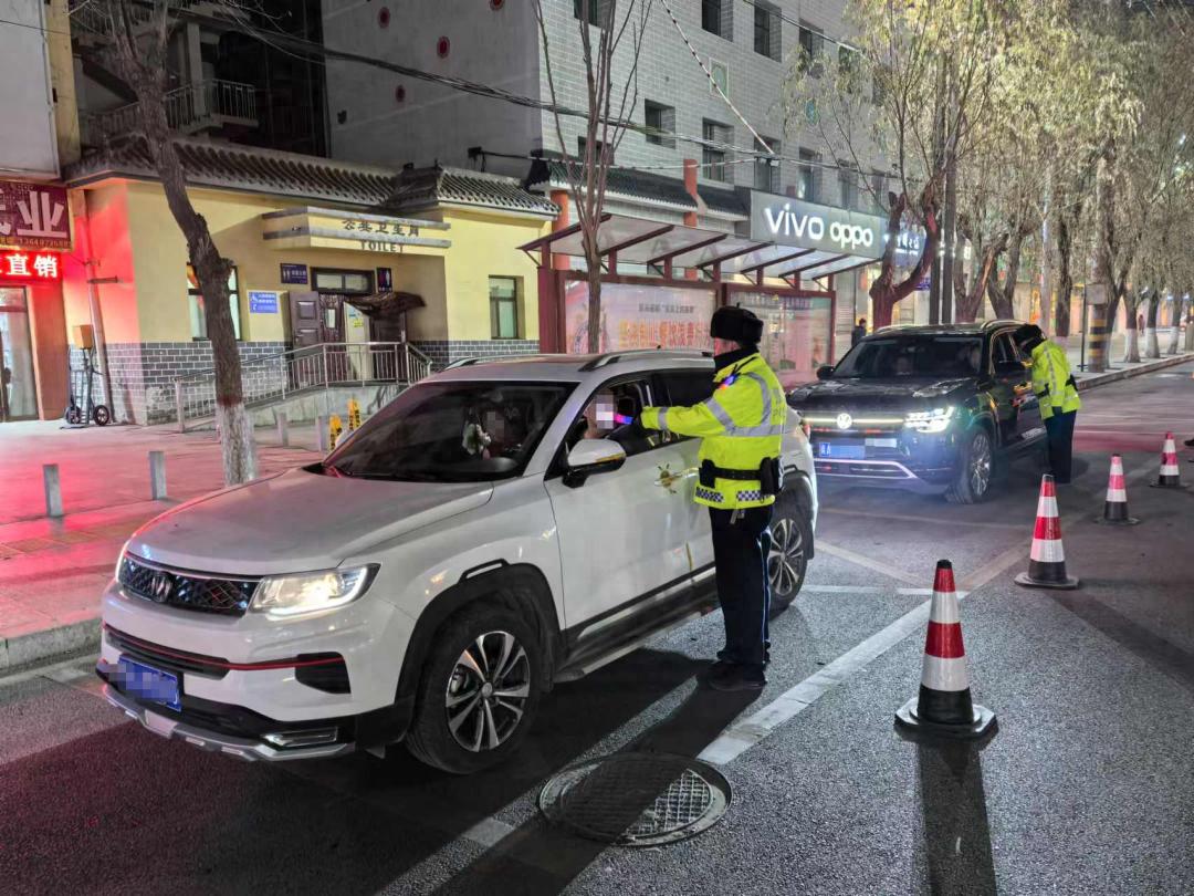海东市互助县交警大队点亮冬夜平安灯，严查酒驾确保道路安全  第1张