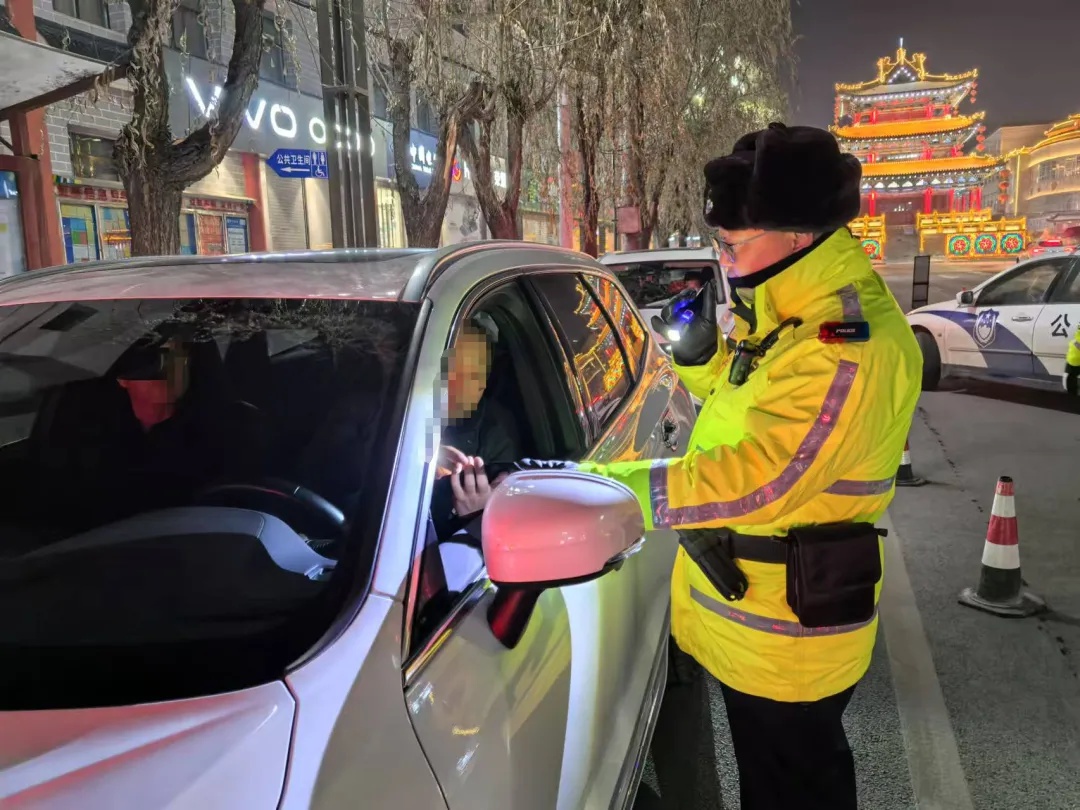 海东市互助县交警大队点亮冬夜平安灯，严查酒驾确保道路安全  第4张