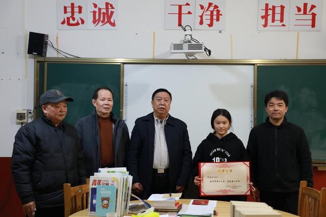 永州市关工委暖心行动：14名困难学子获慰问，最美孝心少年周韵佳获赞誉  第2张