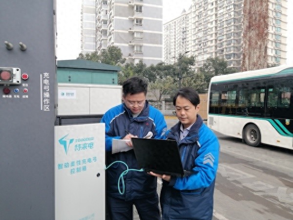 寒潮来袭，申城新能源公交车充电桩能否经受住考验？工作人员现场揭秘