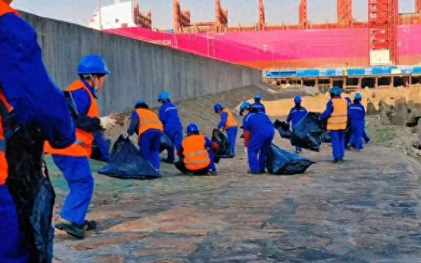 年末水域清洁大行动：浦东新区与崇明岛如何应对垃圾堆积挑战？