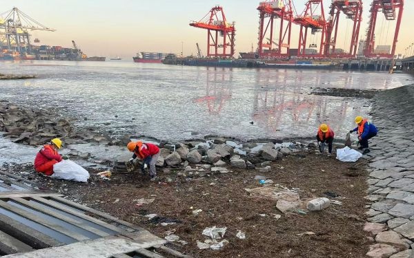 年末水域清洁大行动：浦东新区与崇明岛如何应对垃圾堆积挑战？  第2张