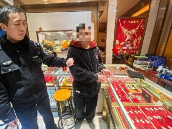 金铺窃贼销赃后竟大摇大摆回来取车，民警一眼认出当场擒获