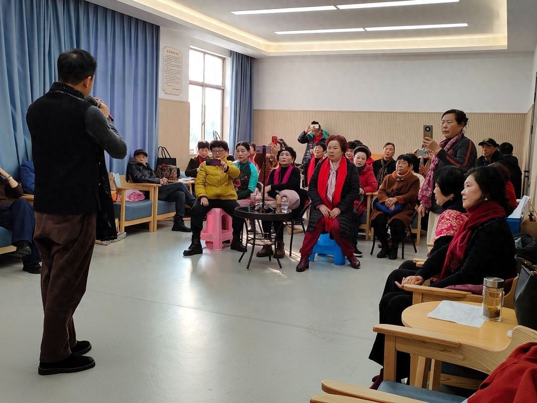 2025元旦戏曲盛宴：长兴县雉城街道京剧演唱会，经典唱段再现风华