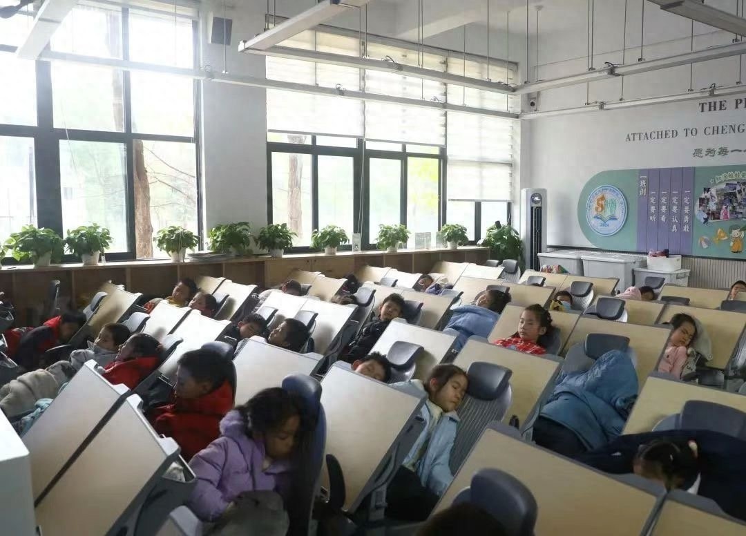 成都高新区投入1.1亿元，3万名学生将享受全新午休躺睡桌椅，家长再也不用担心孩子午休问题
