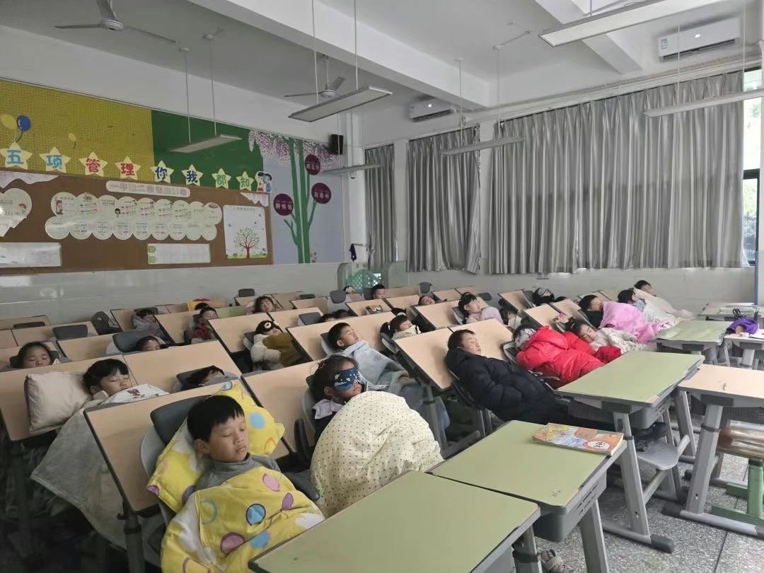 成都高新区投入1.1亿元，3万名学生将享受全新午休躺睡桌椅，家长再也不用担心孩子午休问题  第2张