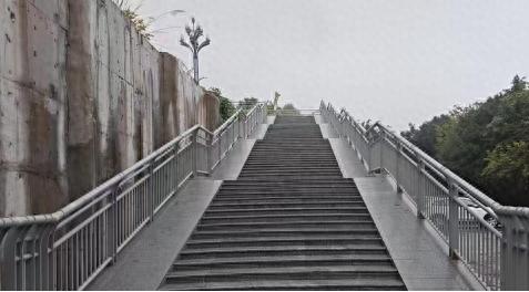 大渡河大桥人行天桥启用，周边居民和师生通行难题将迎刃而解