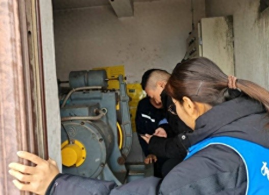 社区网格员：默默无闻的守护者，如何解决老旧小区电梯维修难题？