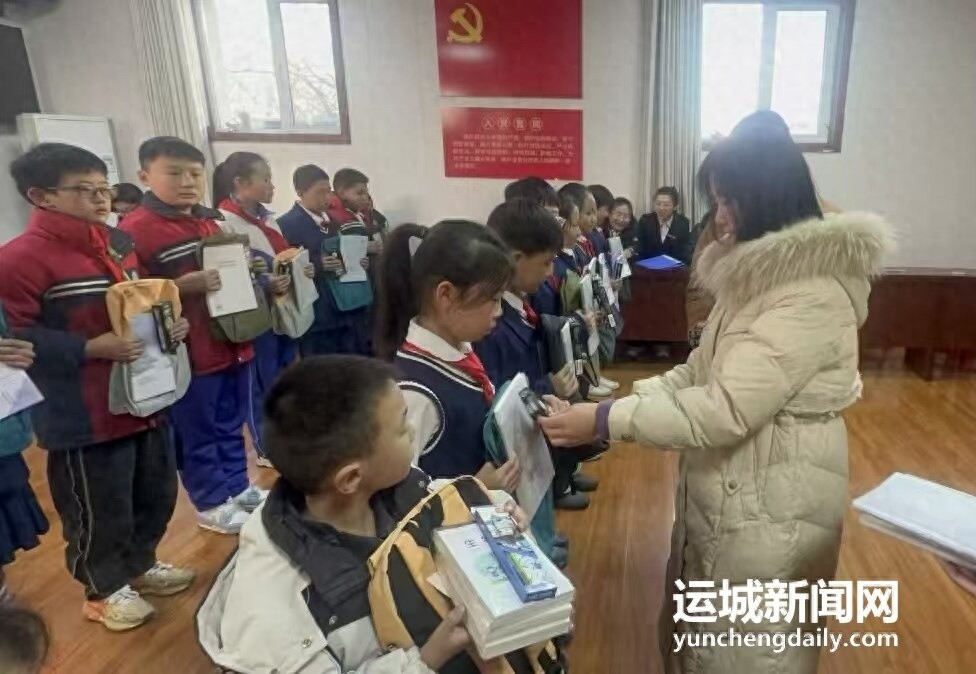 稷山县稷兴社区与南街小学联合举办‘爱暖童心，守护成长’活动，为留守儿童送上元旦温暖