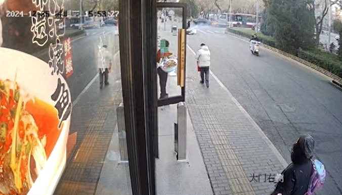 外卖小哥电动车突发起火，女店长英勇救火，背后故事令人感动  第1张