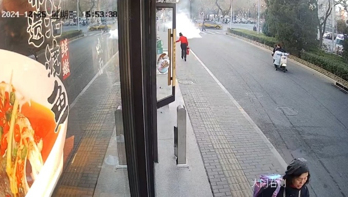 外卖小哥电动车突发起火，女店长英勇救火，背后故事令人感动  第2张