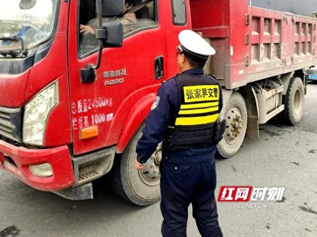张家界交警全力守护蓝天，12个执勤点严控高污染车辆驶入城区  第1张