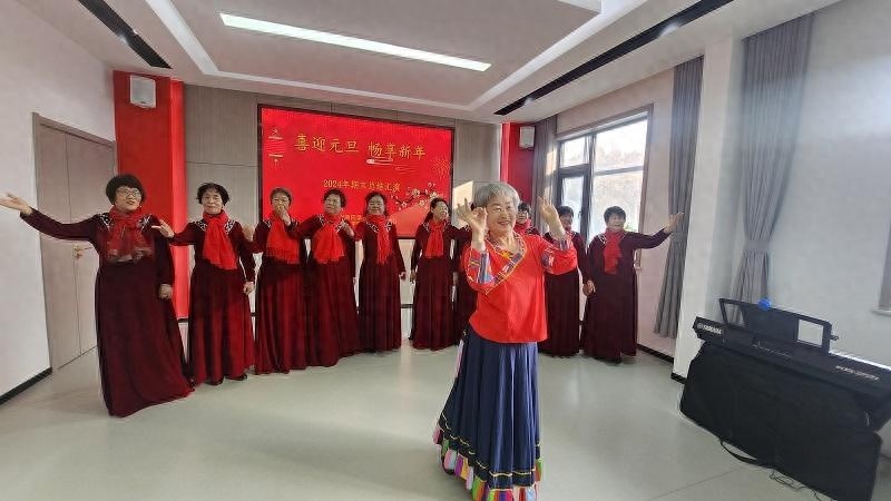 社区居民自排自演喜迎元旦，精彩文艺汇演点燃新年热情  第1张