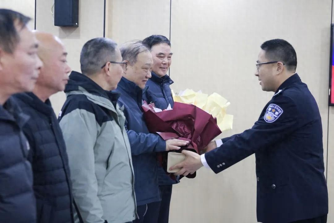 从警岁月如歌，15位老民警荣休，他们的故事如何铸就金色盾牌？