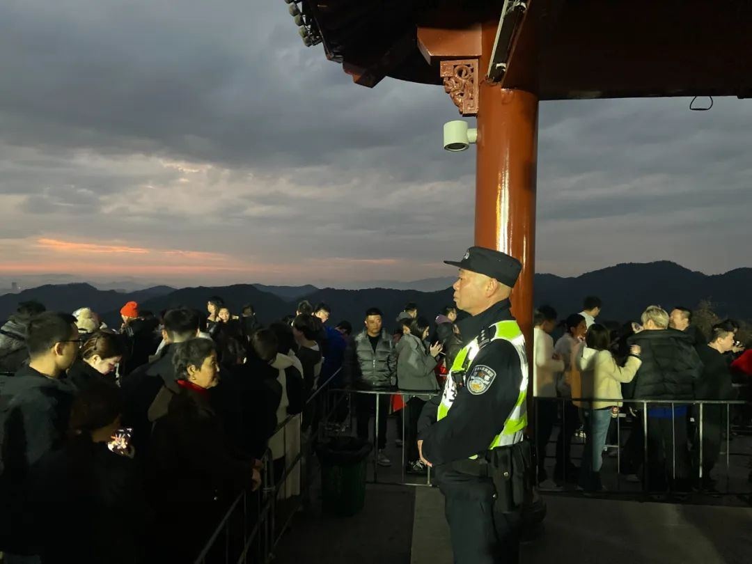 从警岁月如歌，15位老民警荣休，他们的故事如何铸就金色盾牌？  第5张