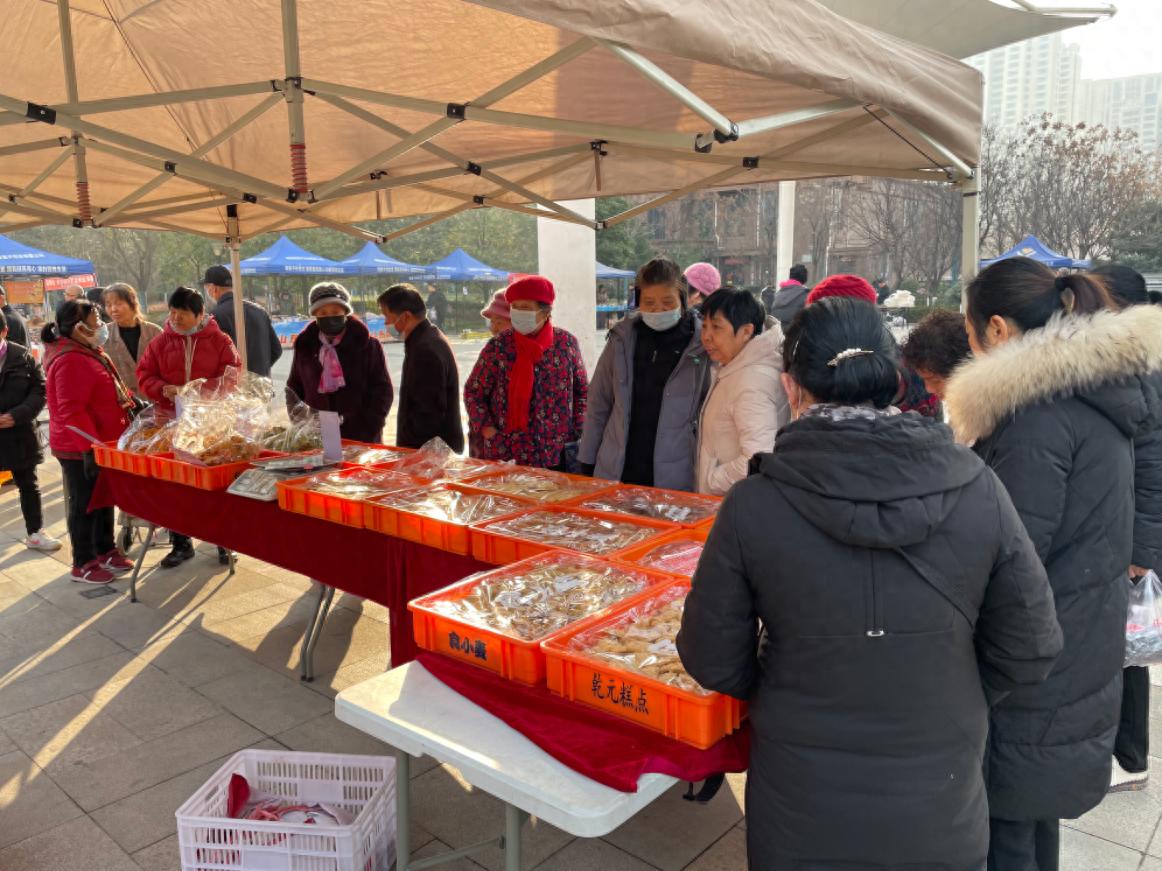 寒冬里的温暖集市：南长安街社区益公里集市为居民送上新年惊喜与便利  第1张